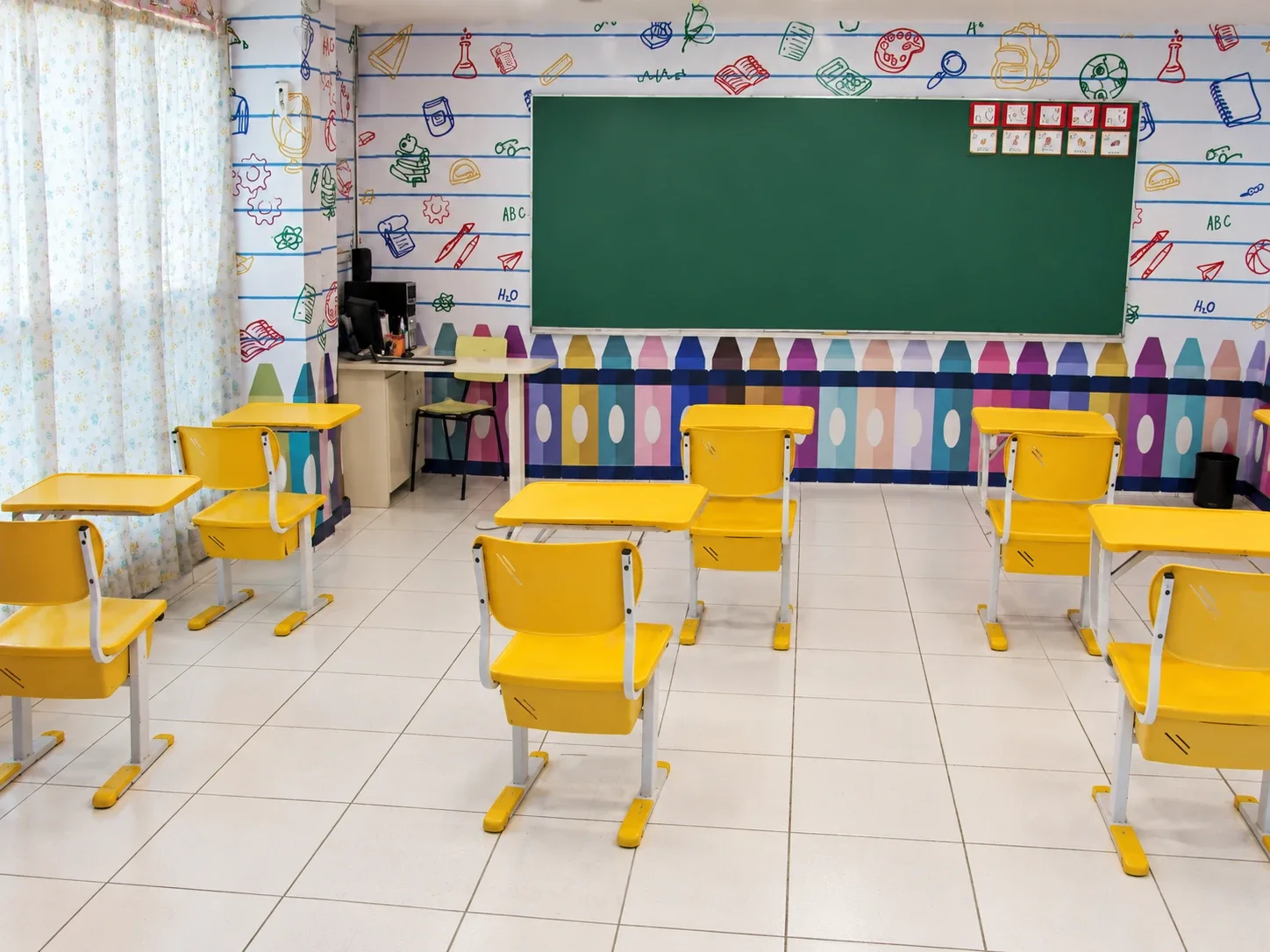 Sala de aula com mobiliário infantil no CoRRA